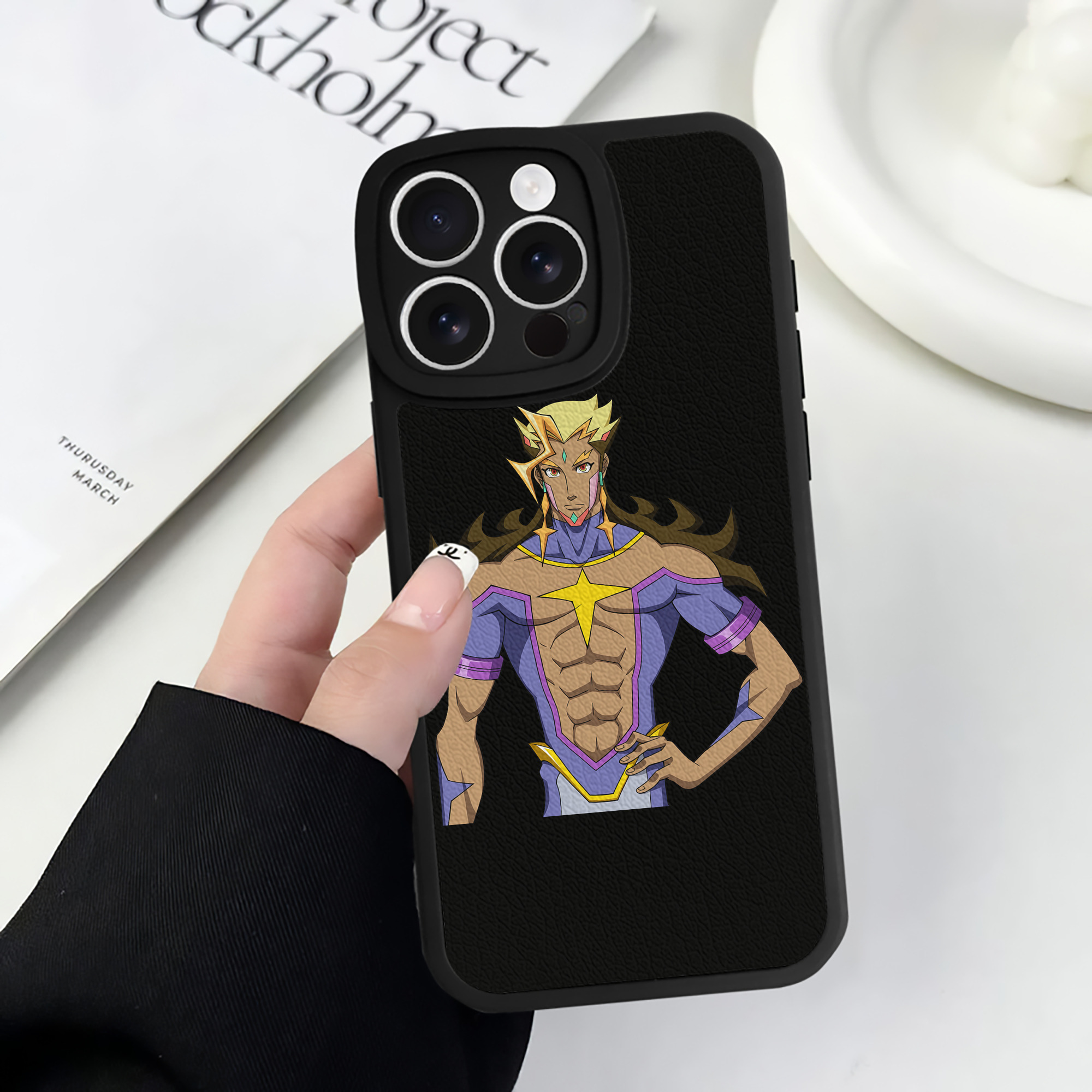 （画像用） 遊☆戯☆王 Yu-Gi-Oh! 【iPhone 16シリーズ対応】シリコンスマホケース（レザー調） 材質：シリコン